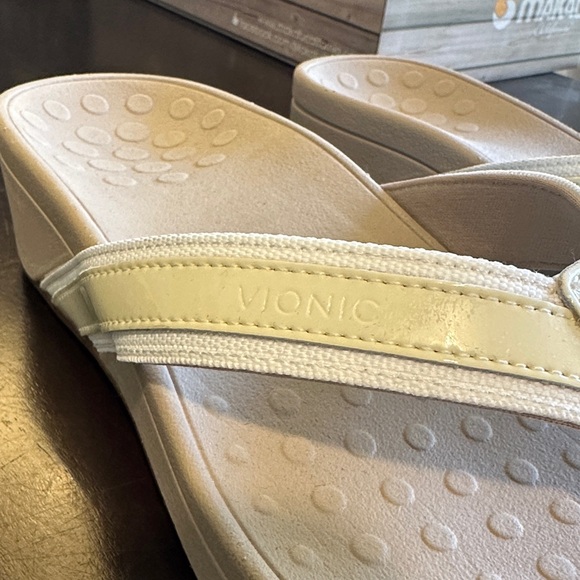 Vionic High Tide Sandals in Beige Women's US Size 7 - Picture 3 of 9